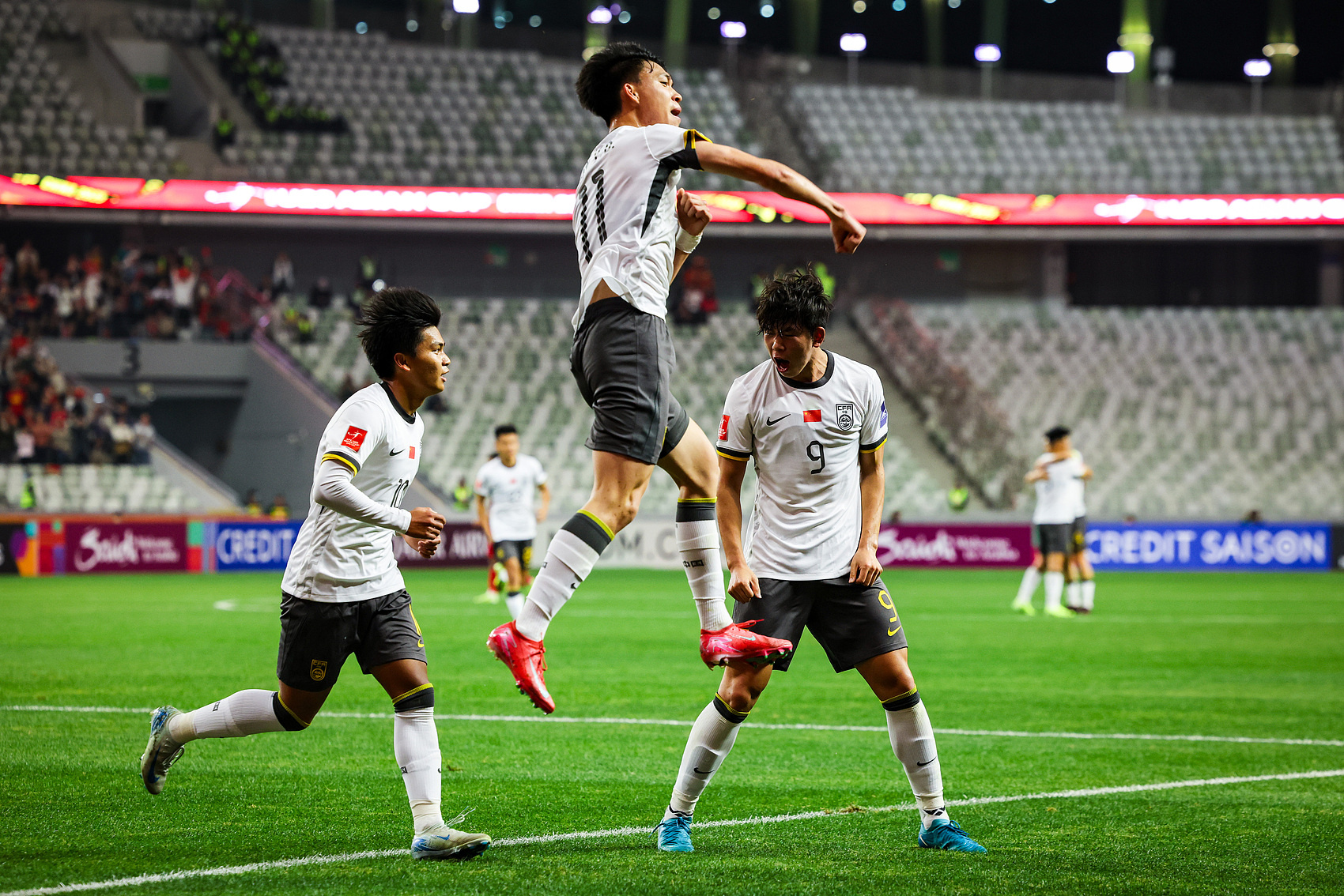  全面壓制！國青半場控球率高達7成，射門比9-3，造對方3張黃牌