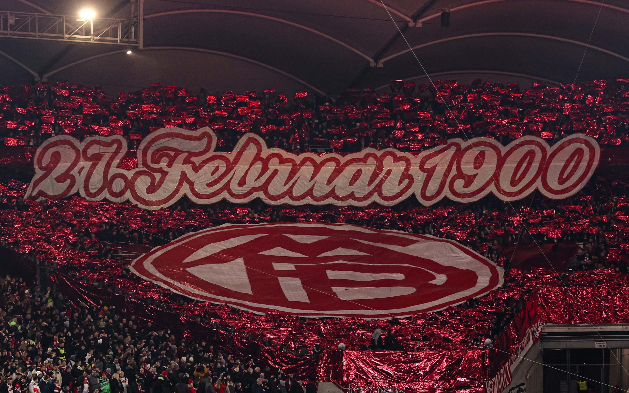  拜仁球迷在看臺展示TIFO，慶祝俱樂部成立125周年