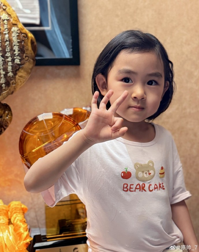  三分大賽三冠王！原帥曬三冠獎杯：完成了女兒給安排的任務(wù)！