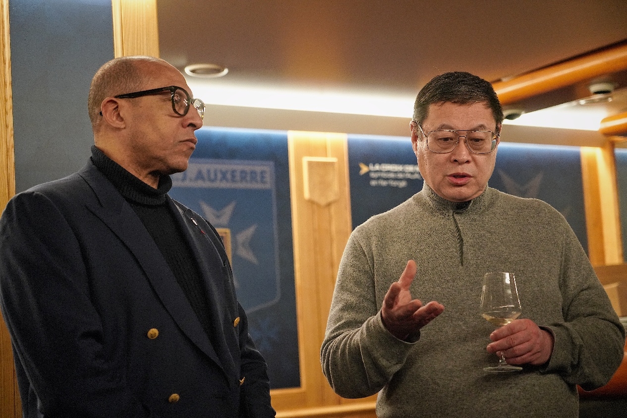  法國足協(xié)主席迪亞洛做客歐塞爾，并與董事會(huì)主席周云杰會(huì)晤