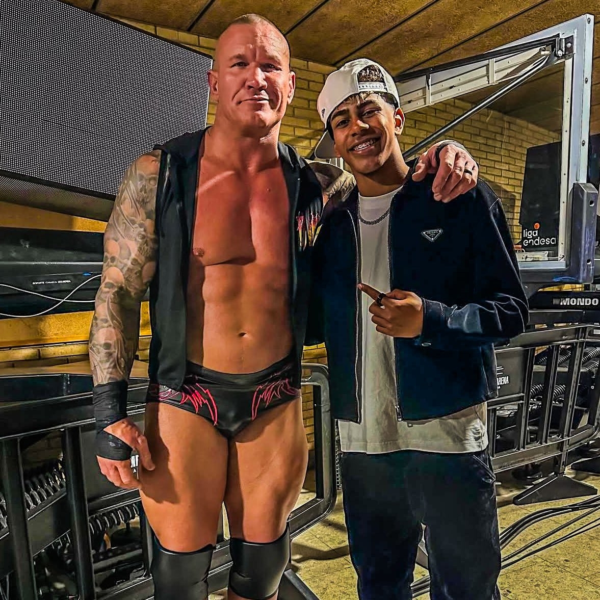  小心RKO！亞馬爾現(xiàn)場觀戰(zhàn)WWE，和奧爾頓、Triple H等合影