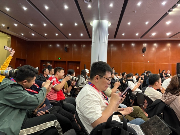  萬眾矚目！記者擠滿國足賽前新聞發(fā)布廳，賽場記者預(yù)計(jì)超300人