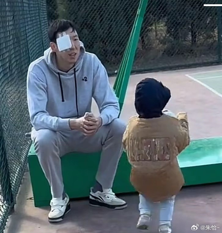  顧家好男人！記者曬出周琦手術(shù)后回歸家庭帶娃照片