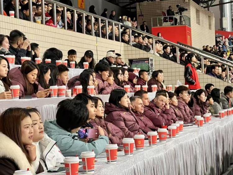  北青體育：中國女足現(xiàn)身中甲賽場，觀看重慶銅梁龍vs遼寧鐵人