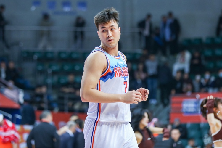  防到5犯被提前罰下！艾孜麥提全場9中3 貢獻(xiàn)9分1板1斷