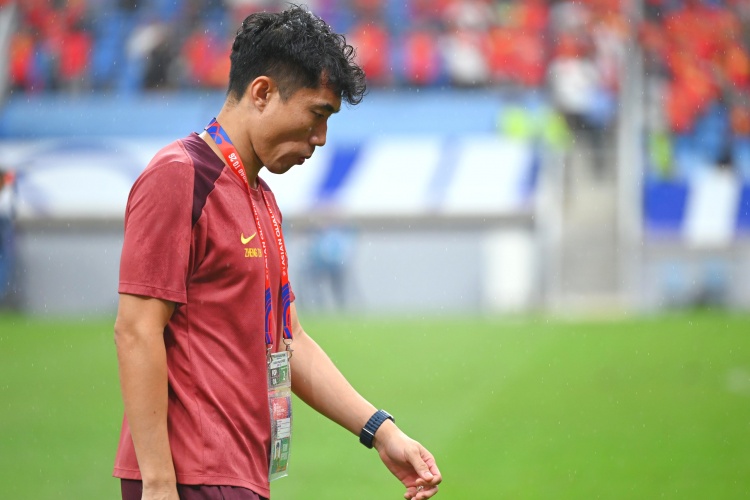  滬媒：單后腰讓國足防守承受更大壓力，若鄭智沒退役或能勝任