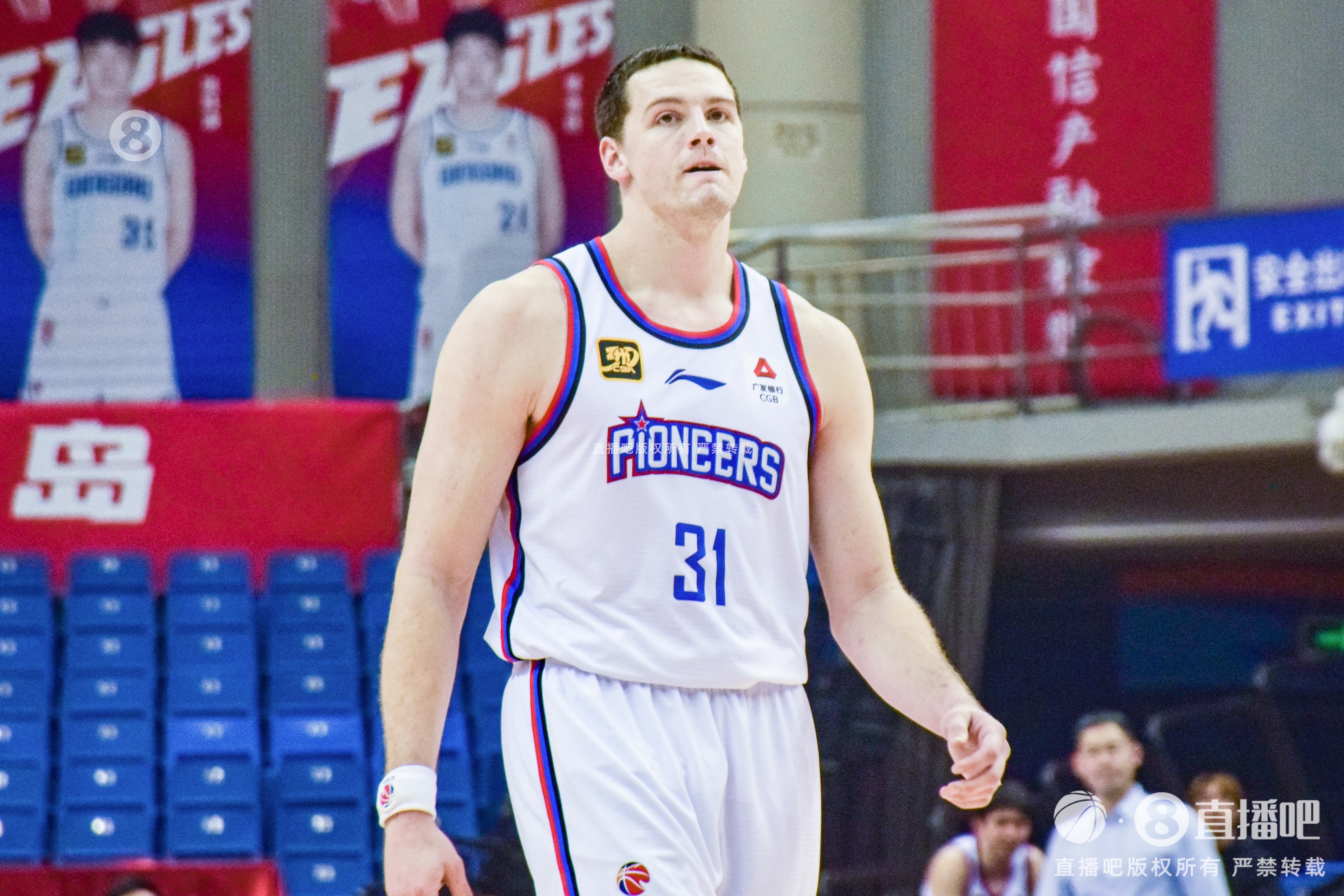  手感來遲了！大衛(wèi)-詹姆斯19中7&三分10中4拿到18分15籃板